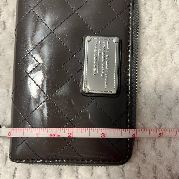 Marc by Marc Jacobs wallet Gray Patent great Condition - Picture 6 of 12
